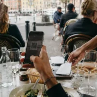 Un QR code à table : l’idée d’une Antiboise pour diviser la note au centime