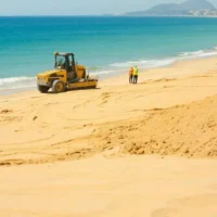 Sur la plage centrale du Lavandou, le gros tas de sable disparaît enfin