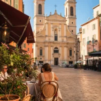 La Claire Fontaine Nice est-elle bien située place Rossetti dans le Vieux-Nice ?