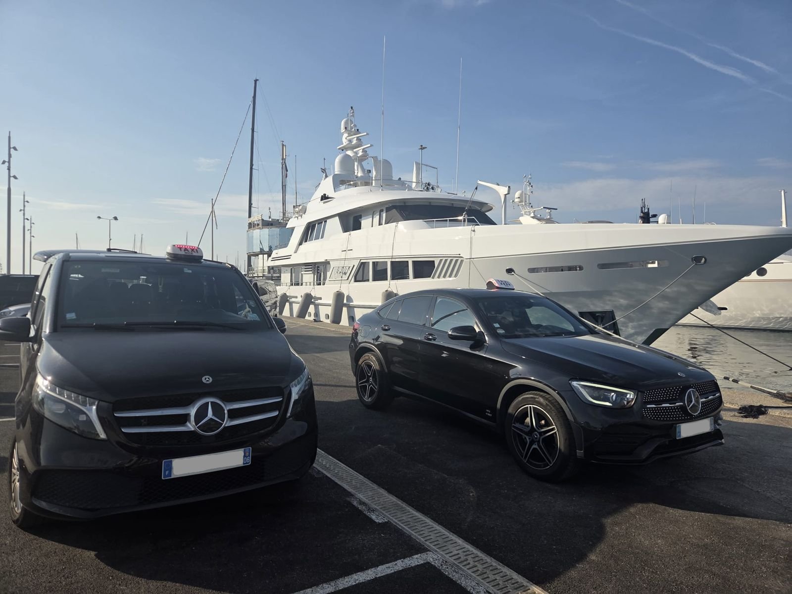 Taxis Mercedes stationnes devant un yacht sur le port de Nice, Cote dAzur