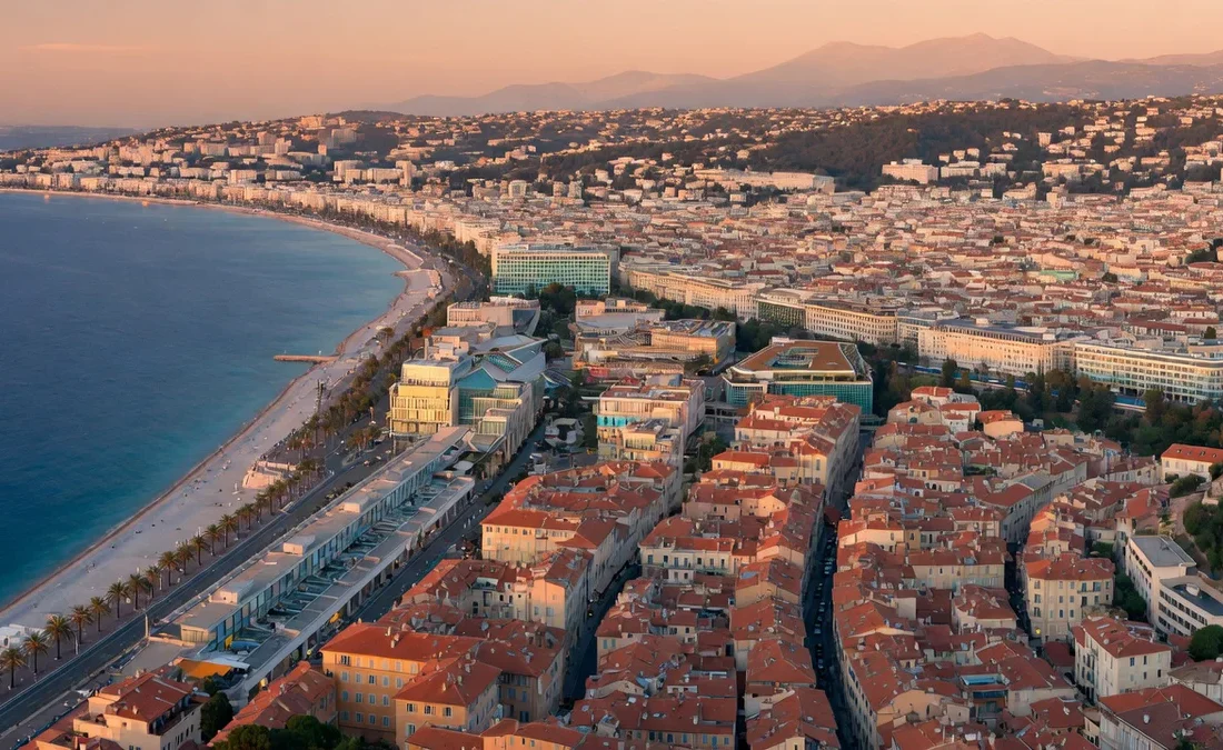 Vue panoramique aérienne de Nice au coucher de soleil montrant la ville méditerranéenne s'étendant de la Promenade des Anglai